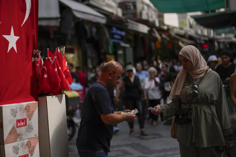 Minimum Wage Hike Sparks Inflation and Rate Cut Speculations in Turkey