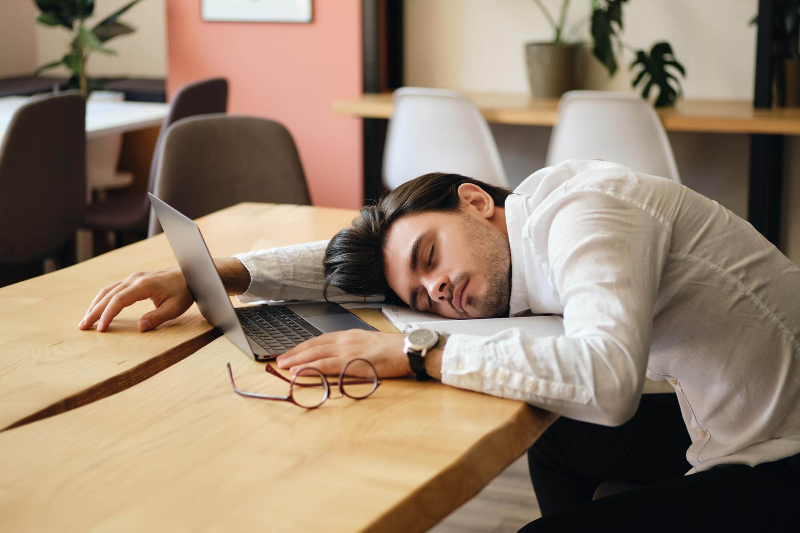 10 Office-Friendly Hacks to Beat Post-Lunch Sleepiness