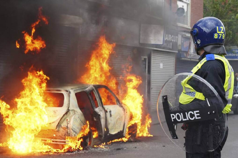 Can UK PM Keir Starmer bring in control the most violent rioting in England in 13 years?